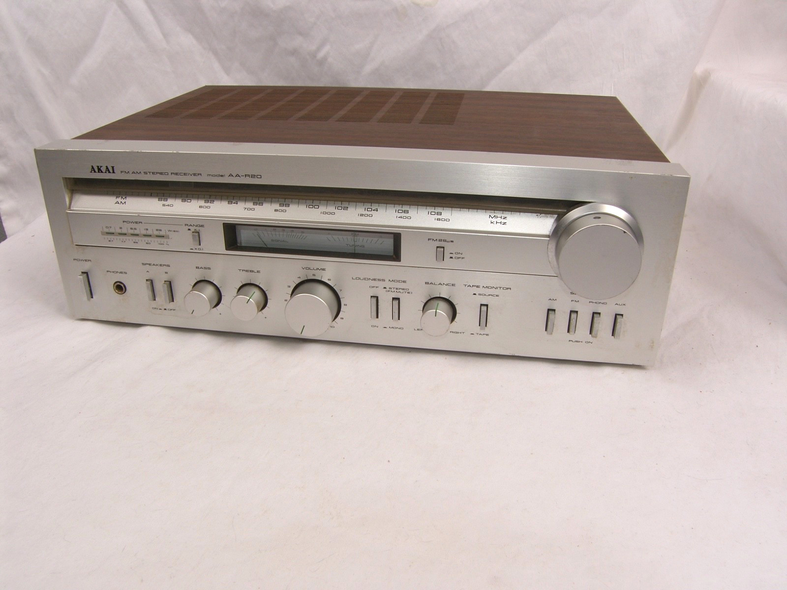 Akai AA-R20 AM/FM Stereo Receiver 26 Watts (Circa 1980) Silver Face Works Tested