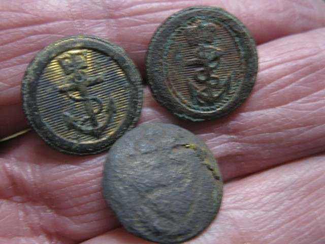 DETECTING FINDS 3  ANCHOR MILITARY BUTTON NEEDS CLEAN 13MM  GOLD GILDED