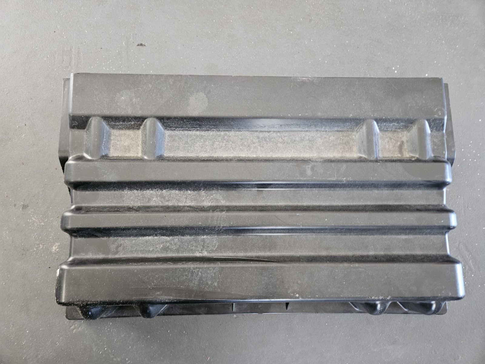 3576965C1 INTERNATIONAL BATTERY BOX COVER - OEM - USED - FAST SHIPPING