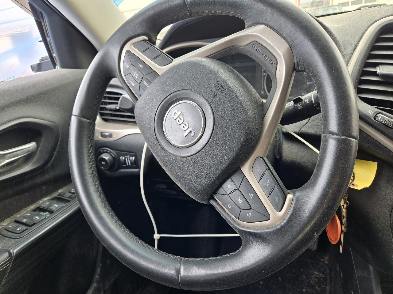 2015 Jeep Cherokee Radio Receiver 5" Display Screen w/o Satellite Radio