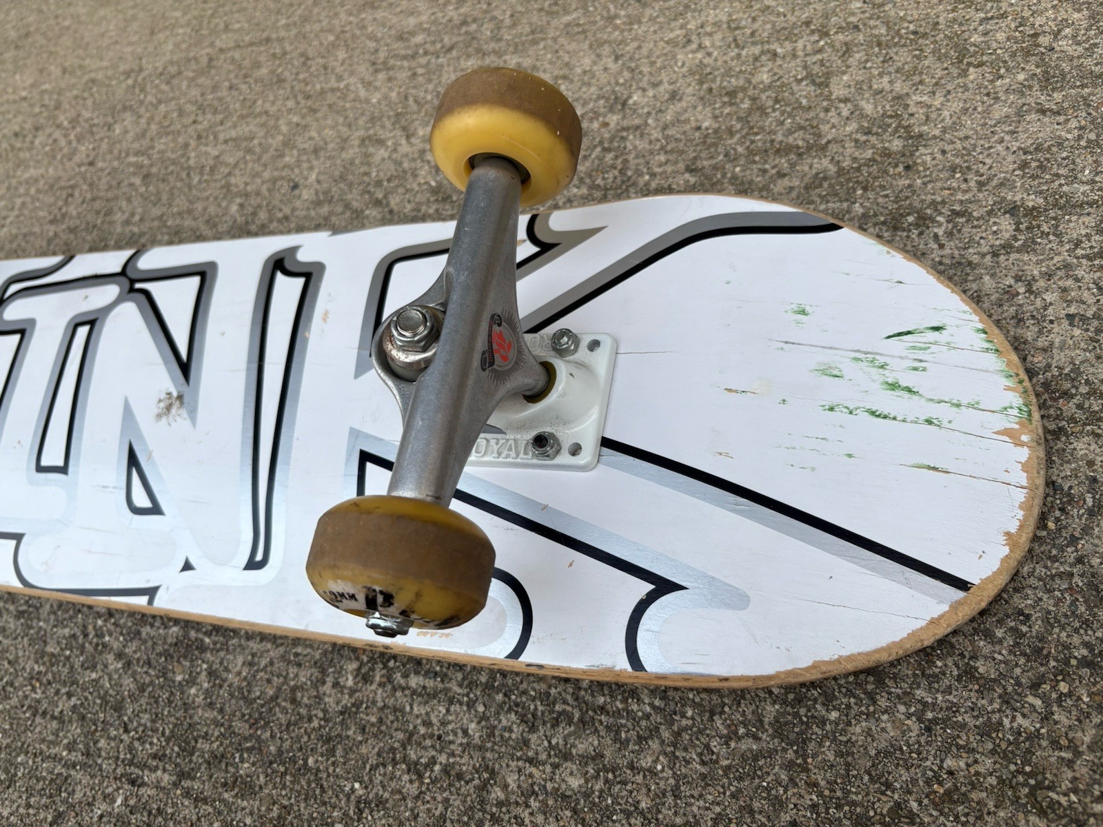 THINK "SPRAY TAG" SKATEBOARD Complete Silver White Royal Trucks