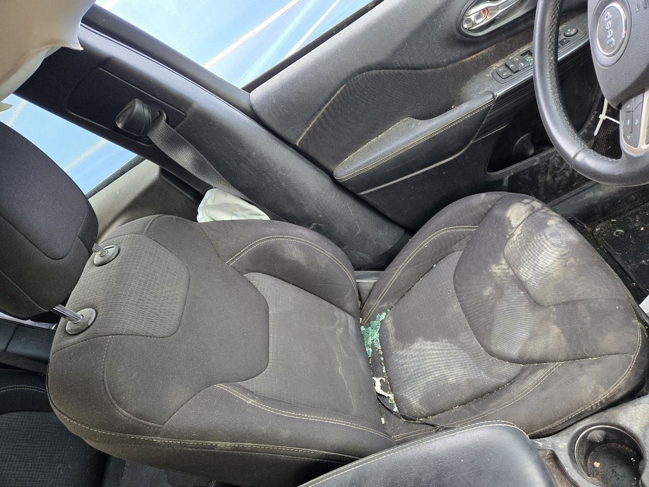 2015 Jeep Cherokee Radio Receiver 5" Display Screen w/o Satellite Radio