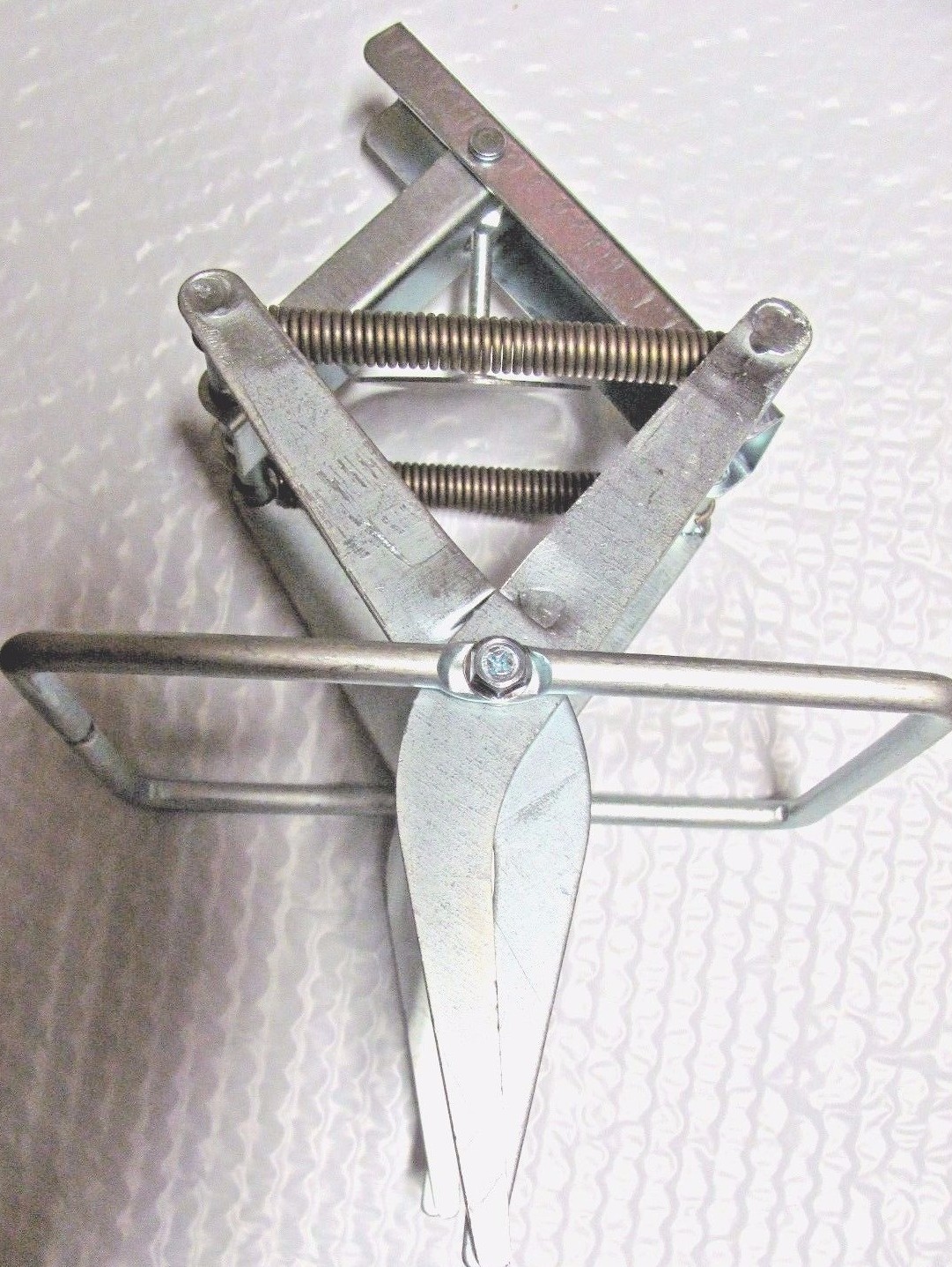 (1 Trap)  NEW Easy Set Mole Trap, Out-of-Sight, Galvanized Steel 2416