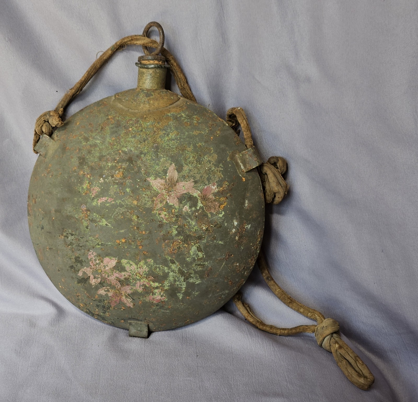 ORIGINAL AMERICAN CIVIL WAR SMOOTH SIDE CANTEEN WITH PAINTED FLOWERS AND  STRAP