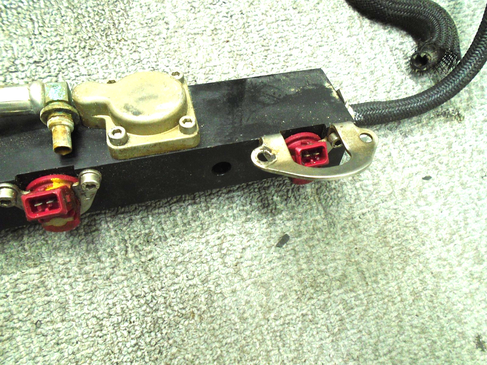 USED PORT & STARBOARD FUEL RAILS W INJECTORS 884430T07 MERCURY OUTBOARD