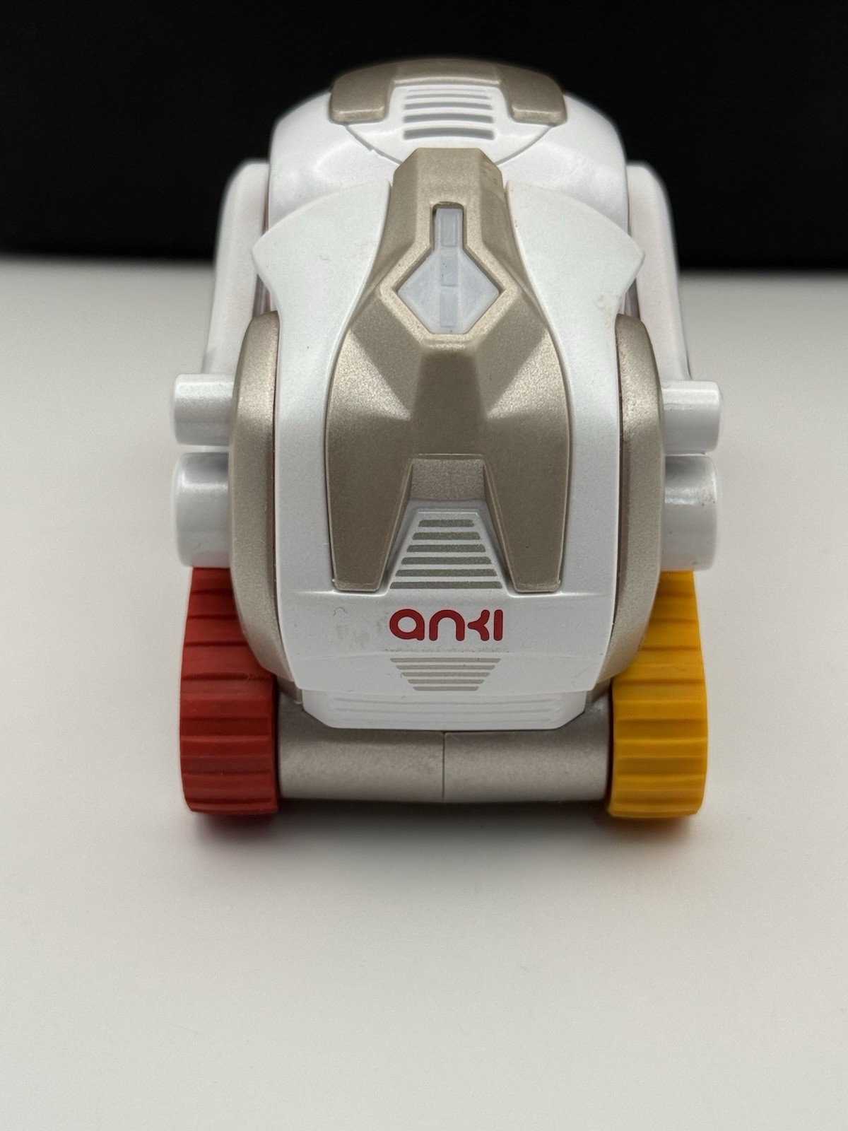 Anki 300-00046 Cozmo Robot With 3 Cubes Charger Case And More POWERS ON; AS-IS!