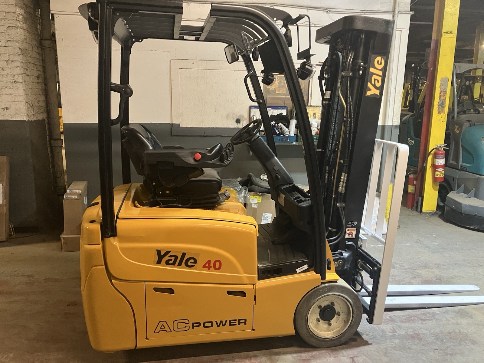 2018 Yale 4000 LB Electric Forklift with SS and Triple Mast Fork Positioner