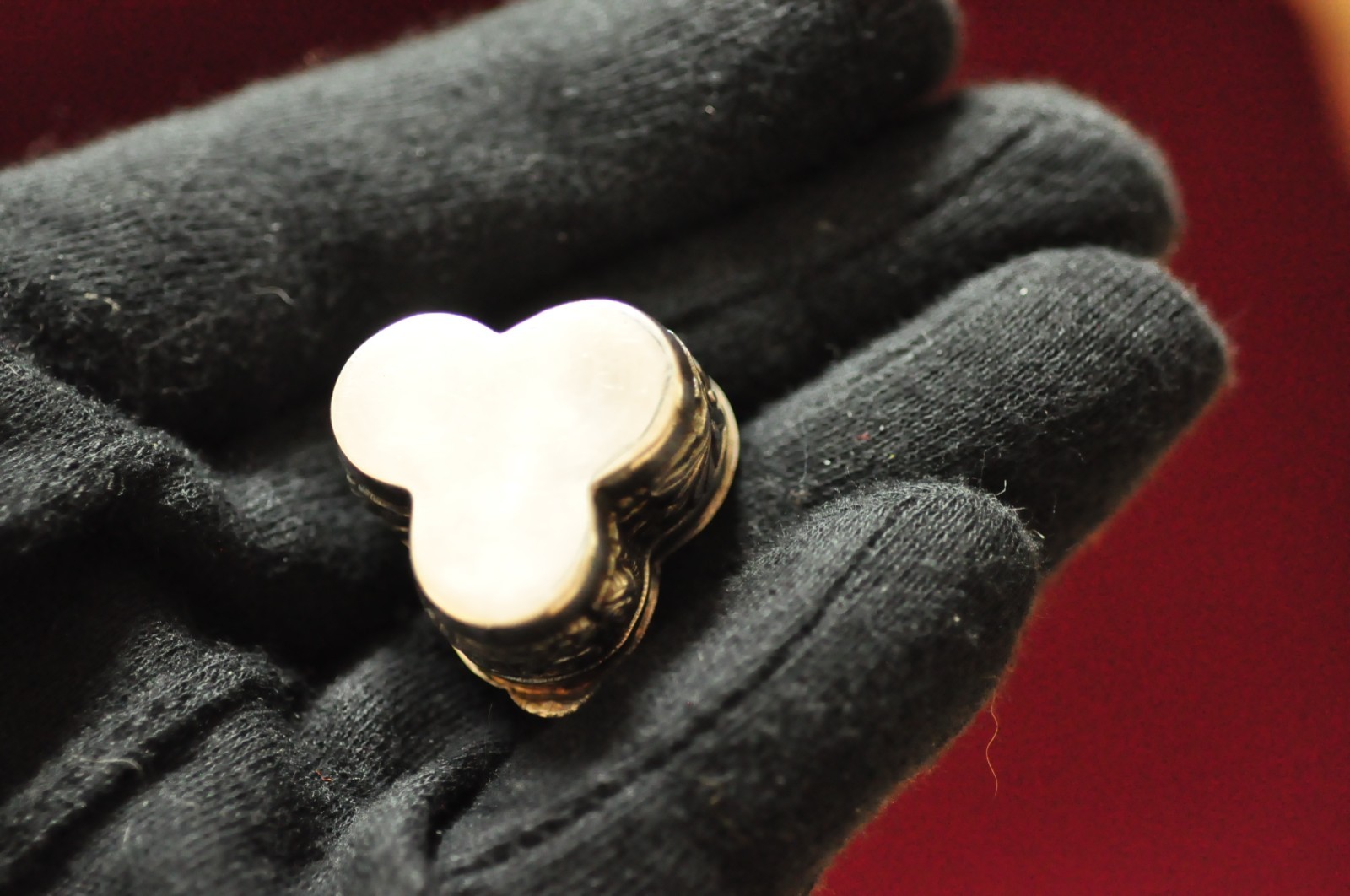 Vintage Sterling Silver Clover‑Shaped Pill Box – Three Rose Repoussé Panels 12g