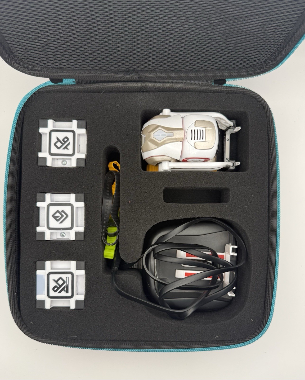 Anki 300-00046 Cozmo Robot With 3 Cubes Charger Case And More POWERS ON; AS-IS!