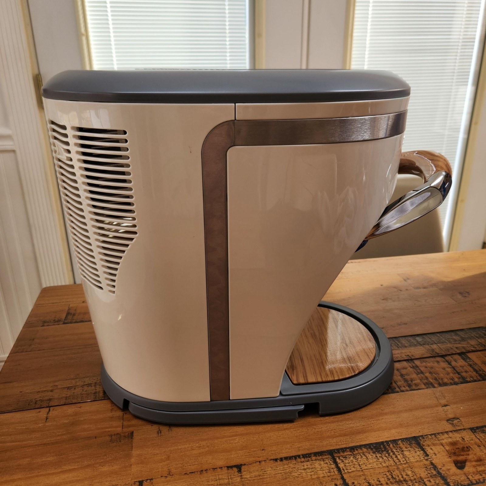 Margaritaville Open Box Chillin' Pour Liquor Chiller Shot Machine Dispenser