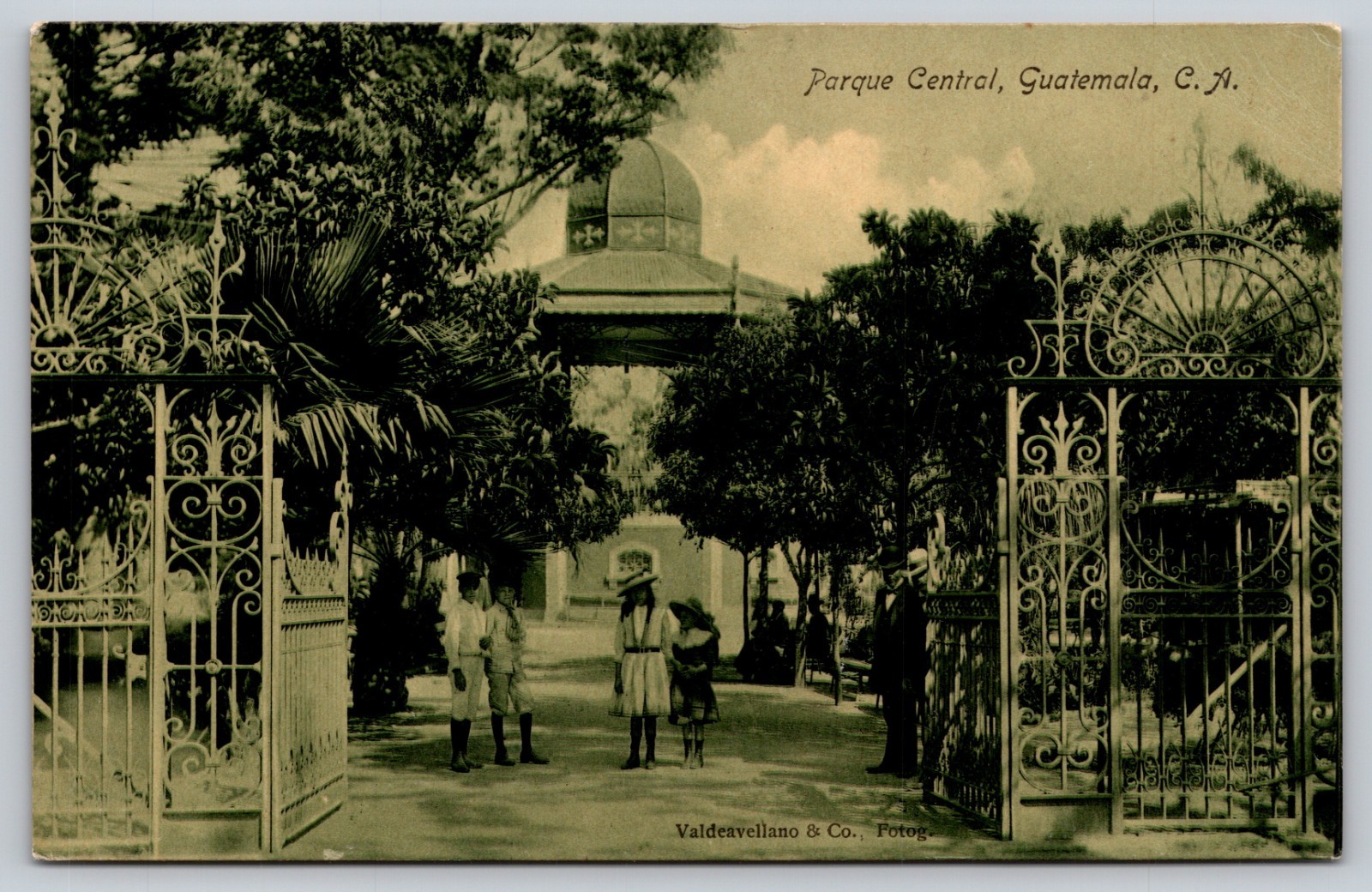 Postcard GUATEMALA Parque Cental ALERTO  VADEAVELLANO & Co Fotog