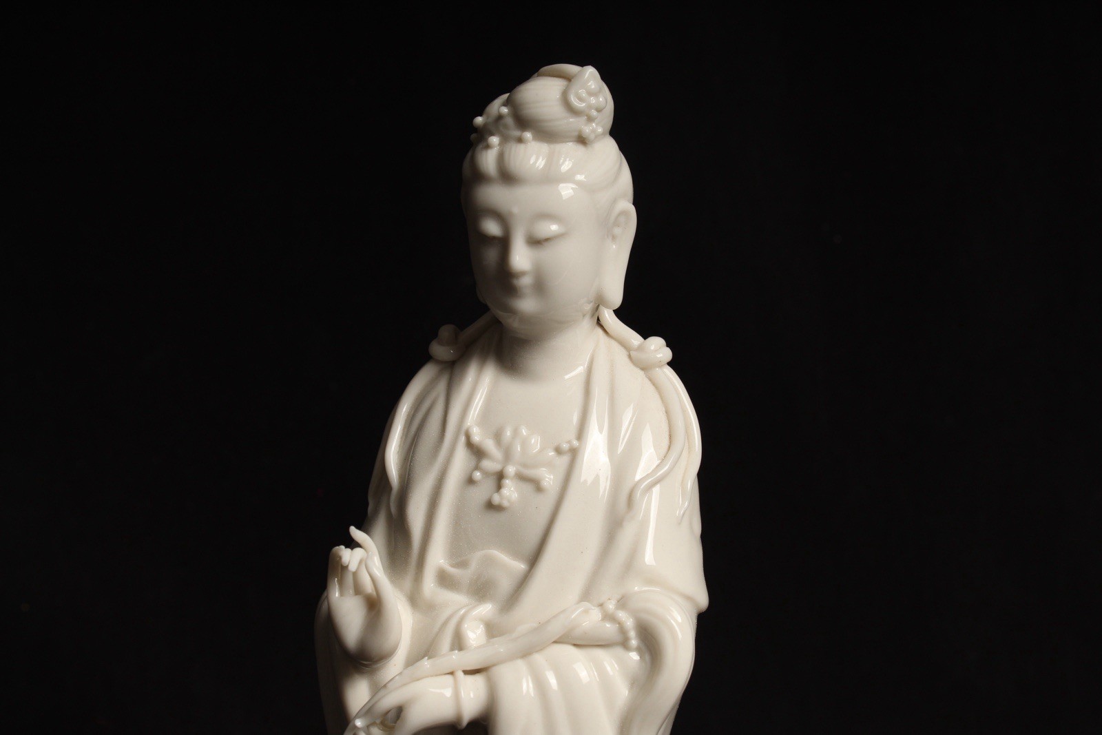 Blanc de Chine Guan Yin porcelain statue, figurine, White lotus flowers VTG 9.5”