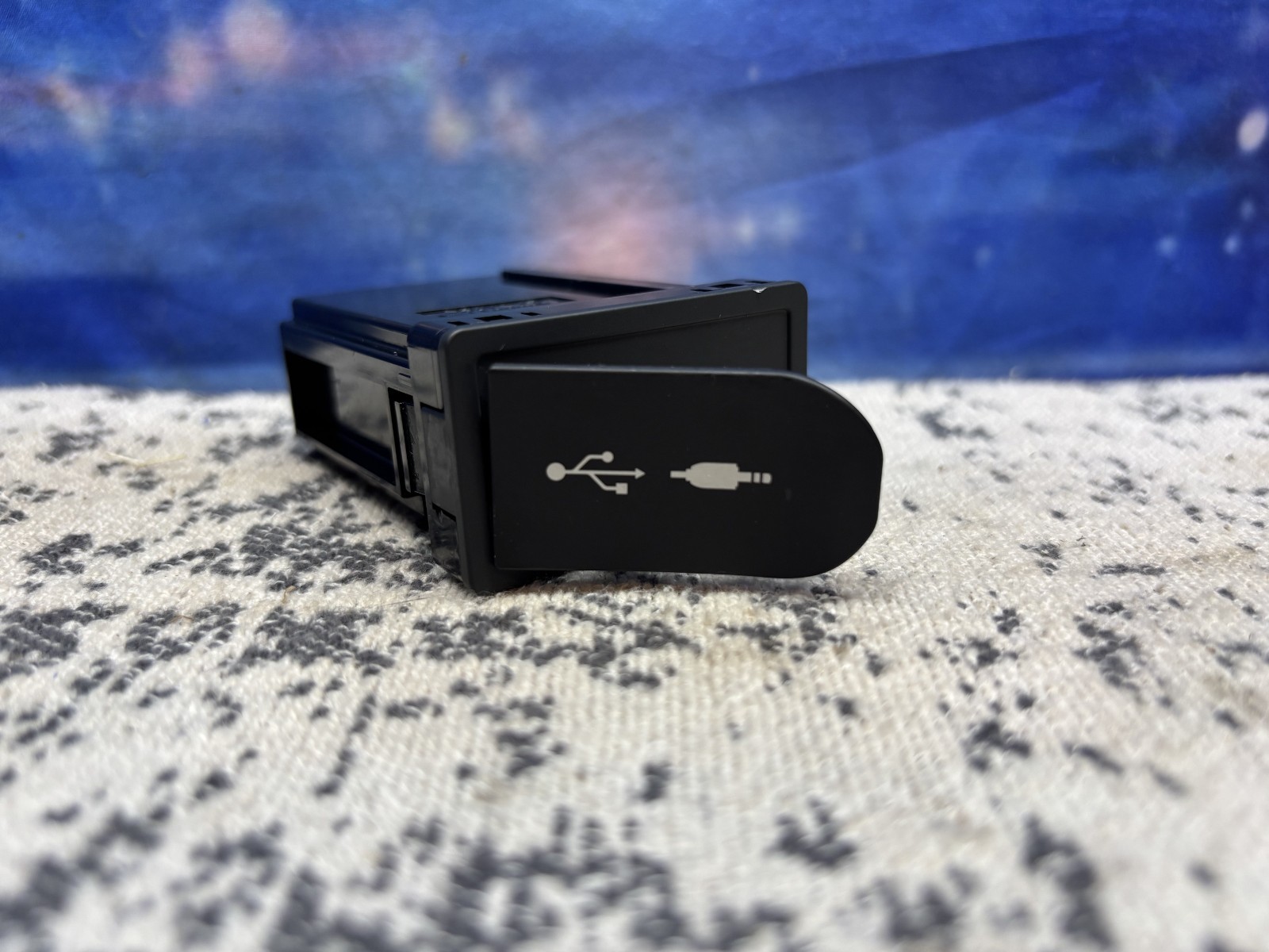 2014-2020 LEXUS IS200T IS350 AUXILIARY AUX USB ADAPTER PORT OEM 86190-53051