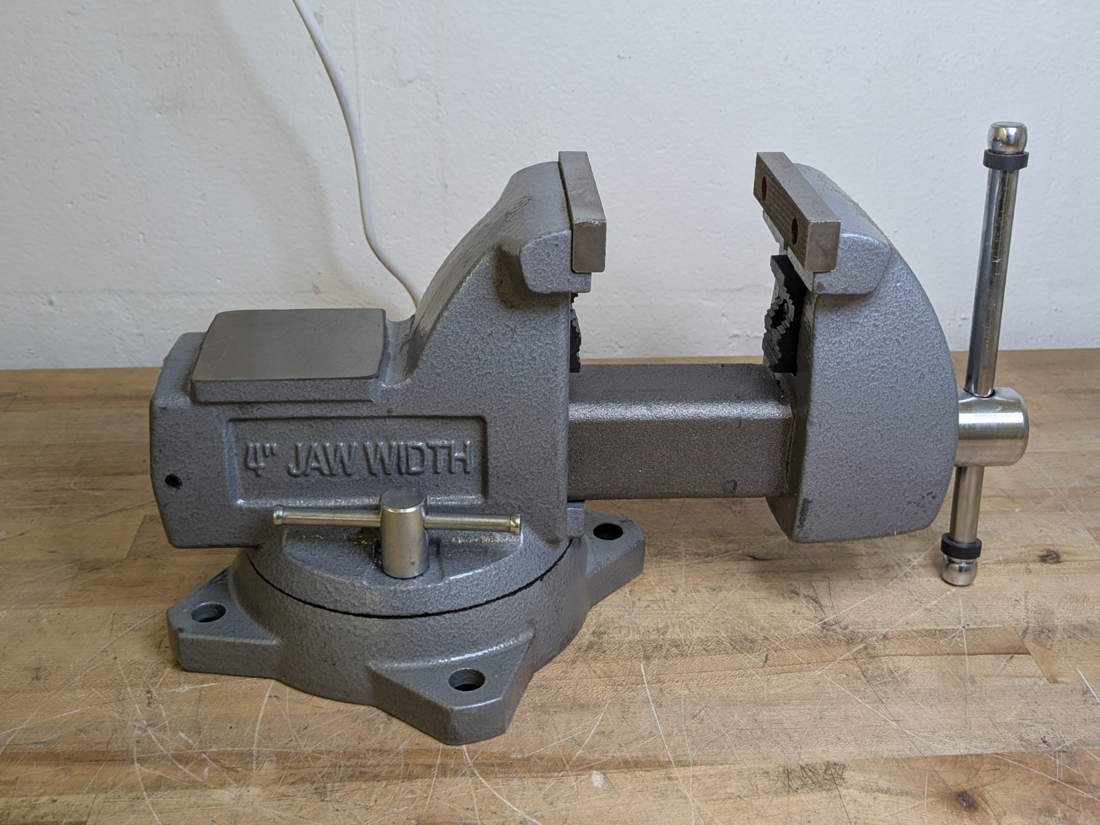 Wilton Mechanics Bench Vise w/ Swivel Base 4" Jaw Width 4-1/2" Opening 21300