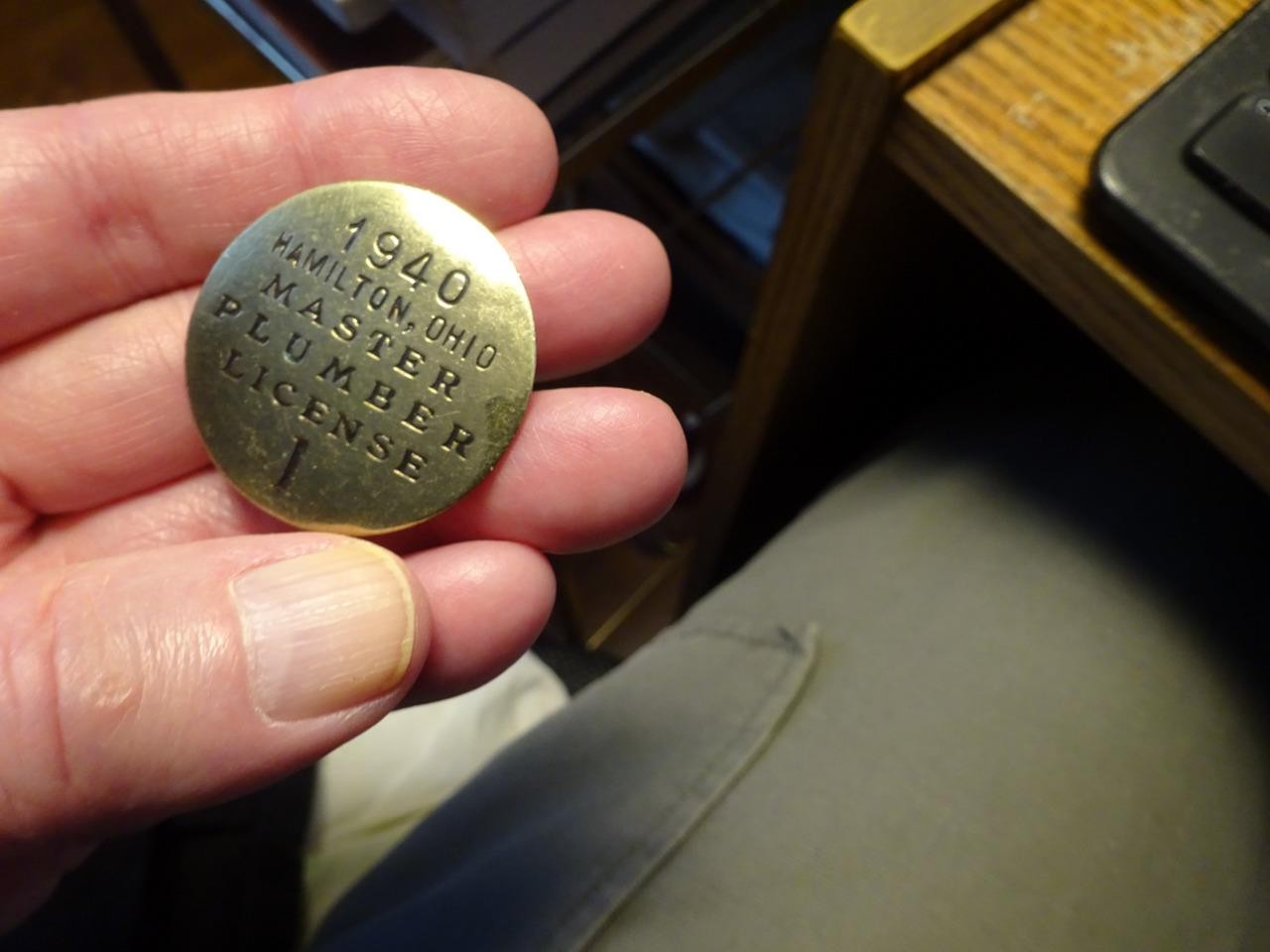 ANTIQUE 1940 "MASTER PLUMBER LICENSE PINBACK BADGE NO.1" Hamilton Ohio