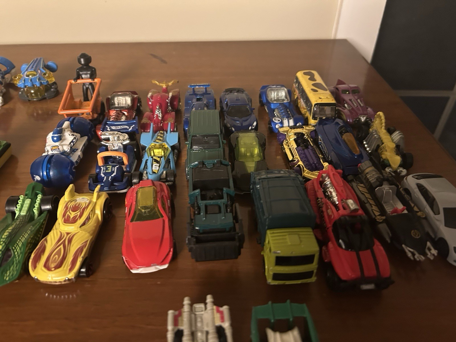 Hot Wheels Random 46 With Accessories And Beat Up Car Holder Read Disc