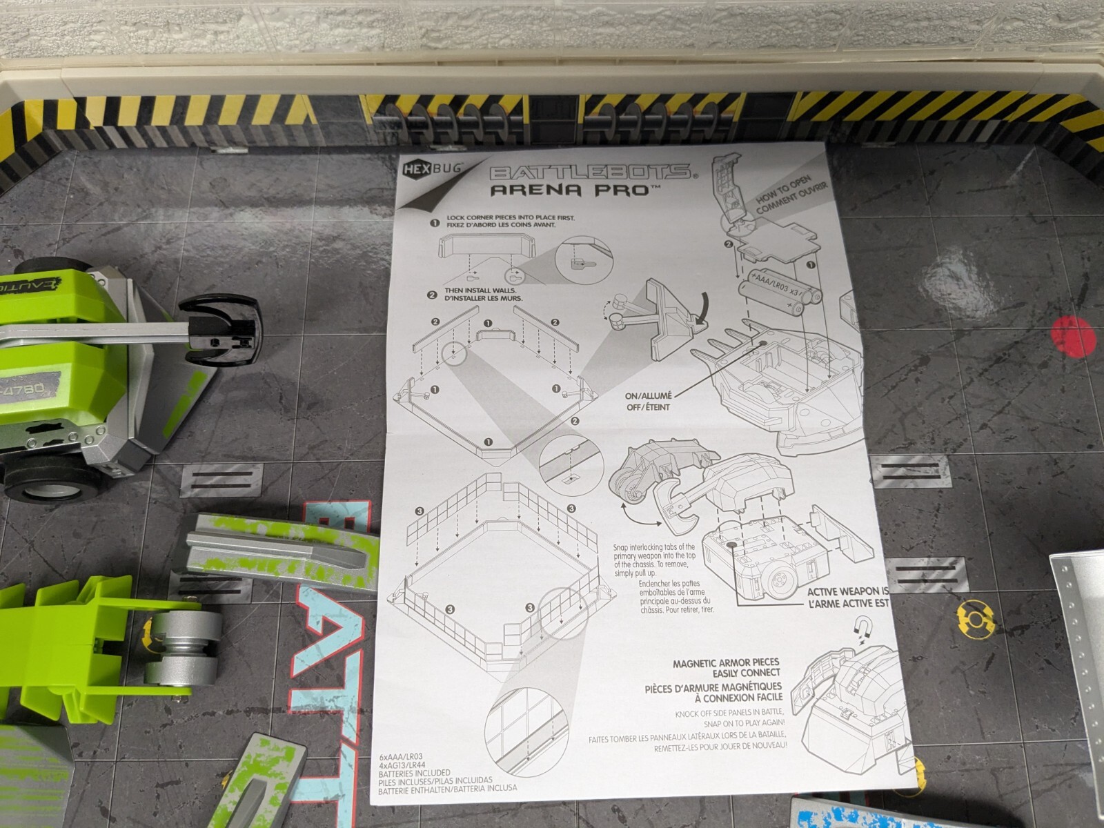BATTLE BOTS HEXBUG LOT PRE-OWNED PRO ARENA & BOTS with What's Seen, Not Tested