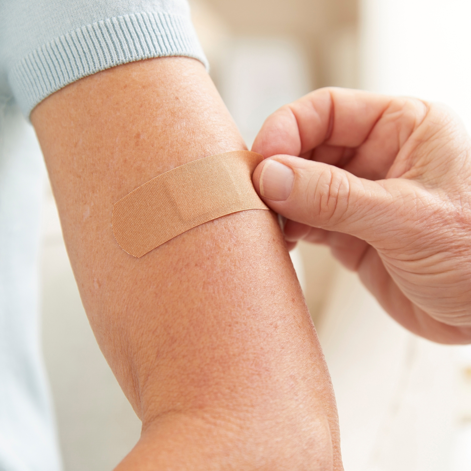 100 McKesson Adhesive Bandages 1" x 3" Flexible Fabric Band Aid Strips 16-4811