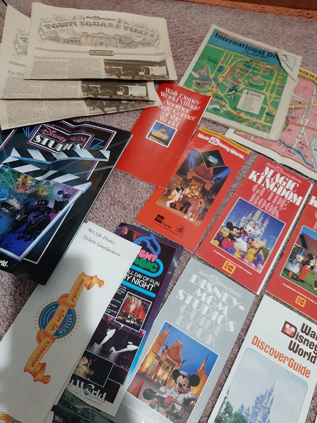 HUGE LOT - DISNEY WORLD and FLORIDA Sites - Brochures Books Souvenirs - 80s-90s