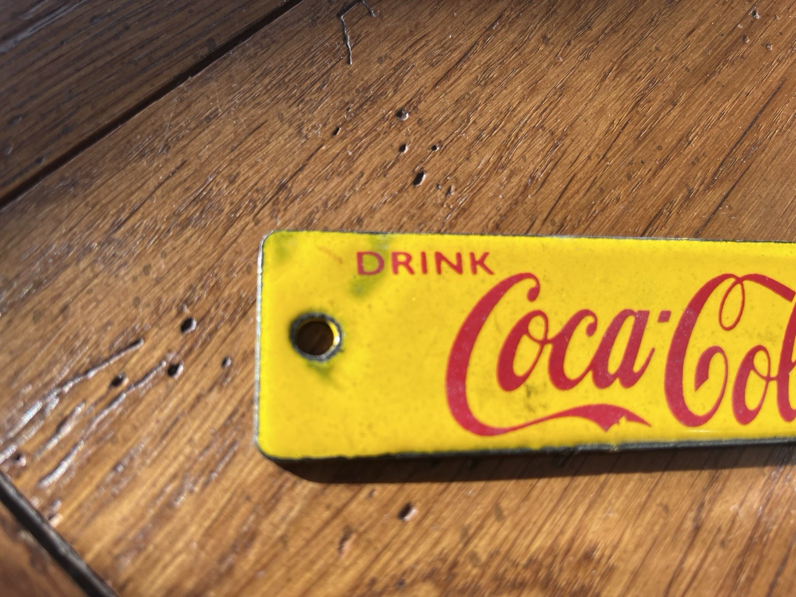 NICE PORCELAIN DRINK COCA-COLA 16 OZ. BOTTLES METAL CRATE TAG