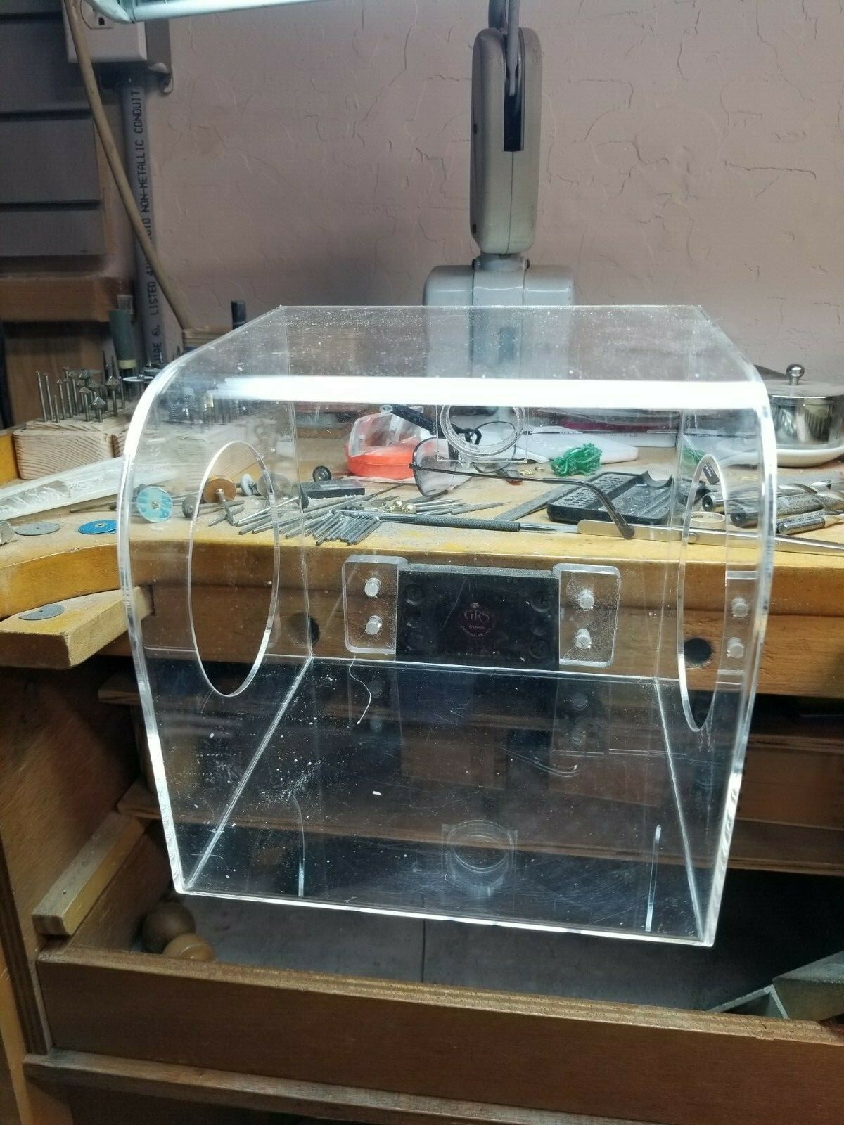 BENCH TOP JEWELRY POLISHING BOX with VACUUM CONNECTION & GRS MOUNT