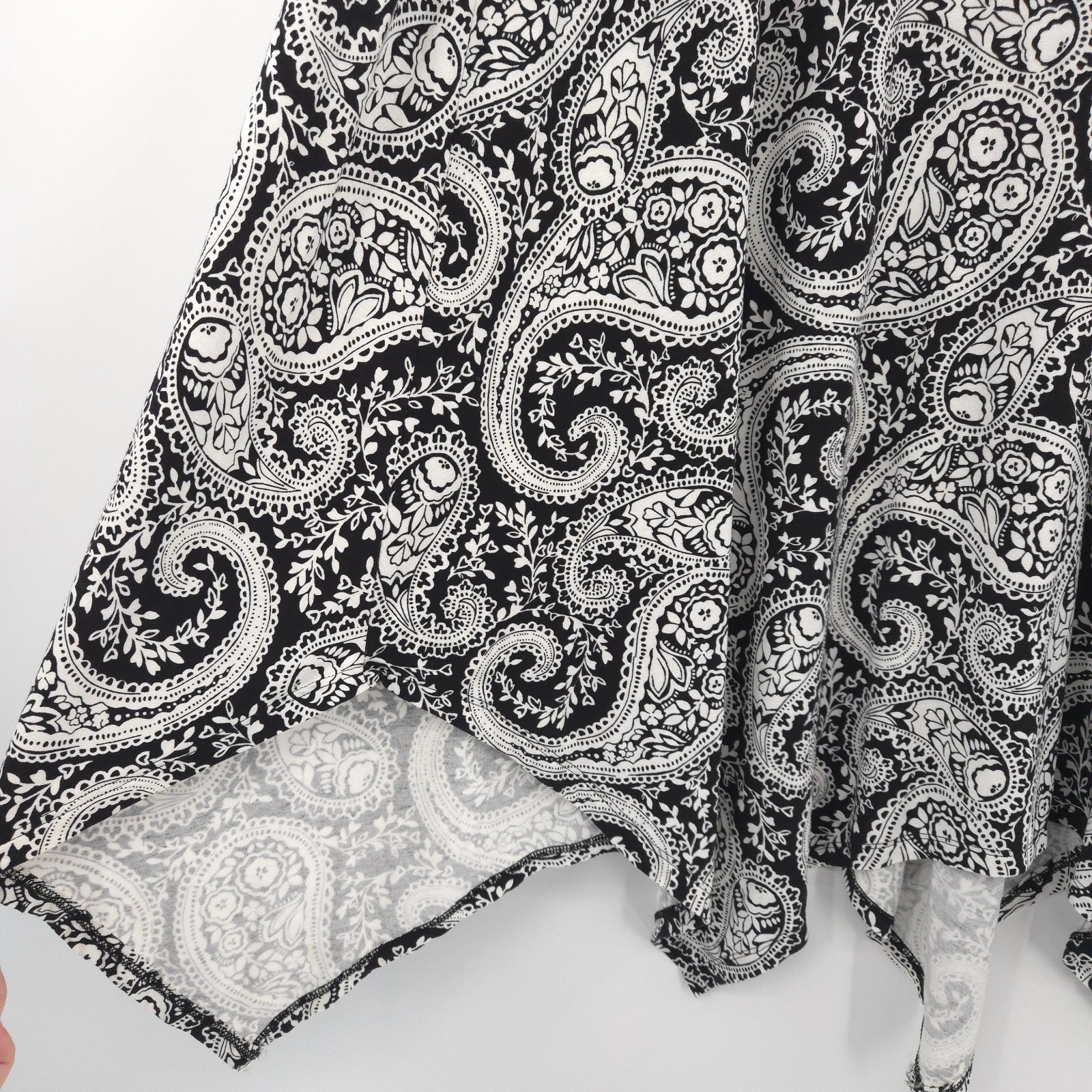 Chico's stretch knit midi skirt Size 0 (S) paisley black/white shark hem pull-on