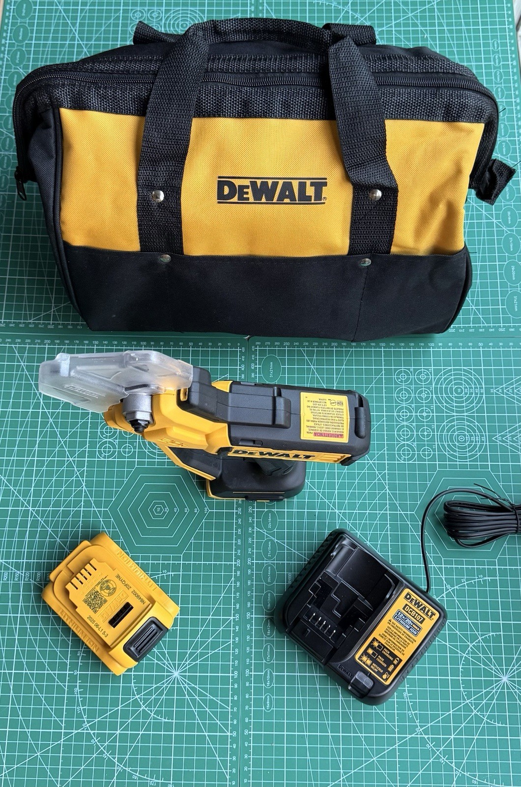 DEWALT-20V Pruner Shear KIT w/Battery, Charger & FREE TOOL BAG #DCPR320D1