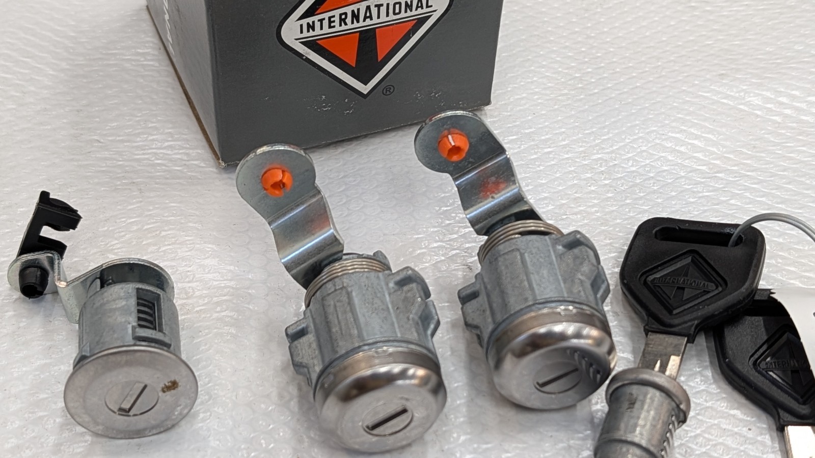 2516590C91 International Ignition Cylinder Doors & 1 Cargo Lock W Keys 4400 8600
