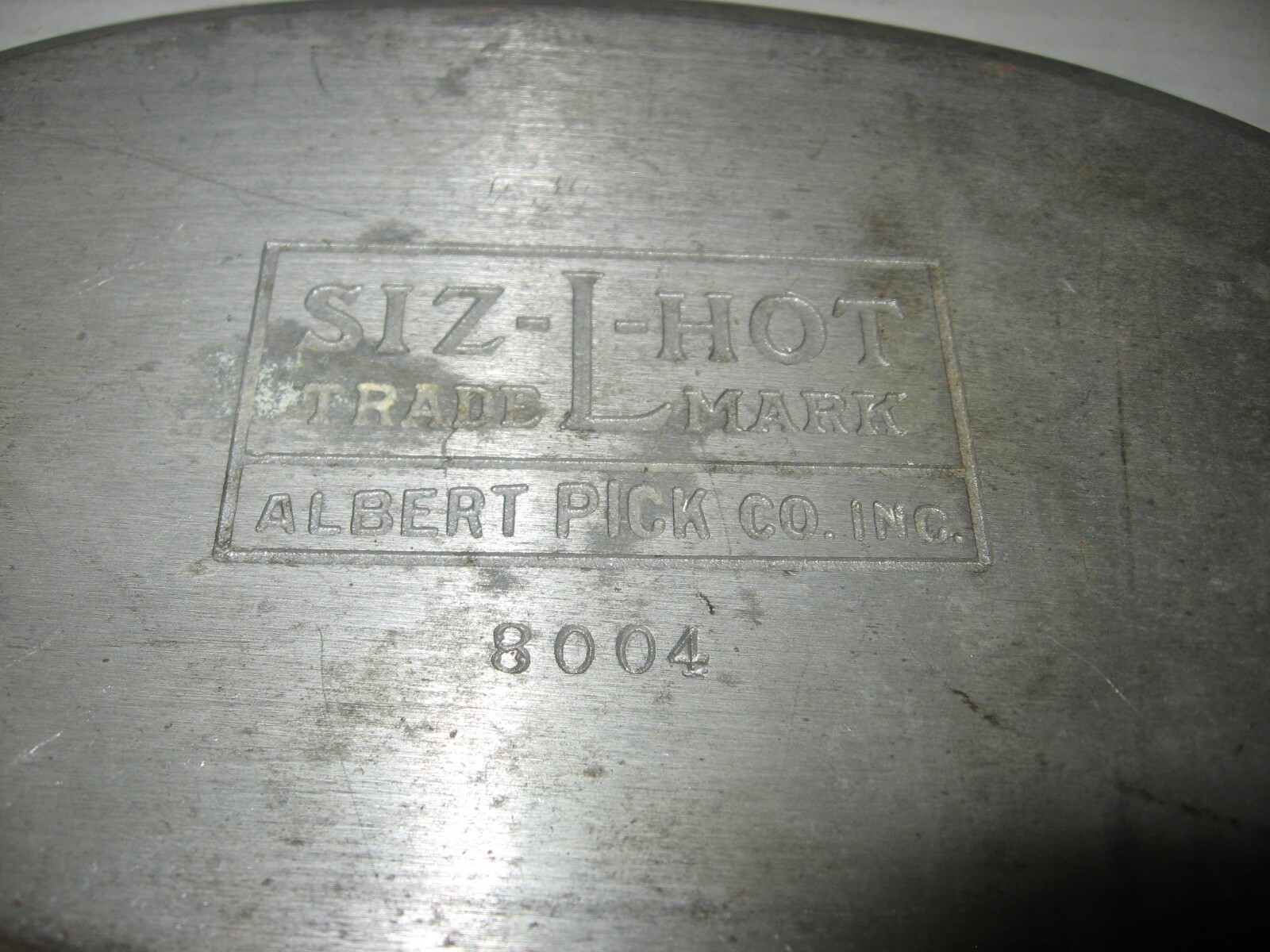 Vintage Albert Pick Co. Inc. Siz-L-Hot #8004 Smalll Metal Platter Prop