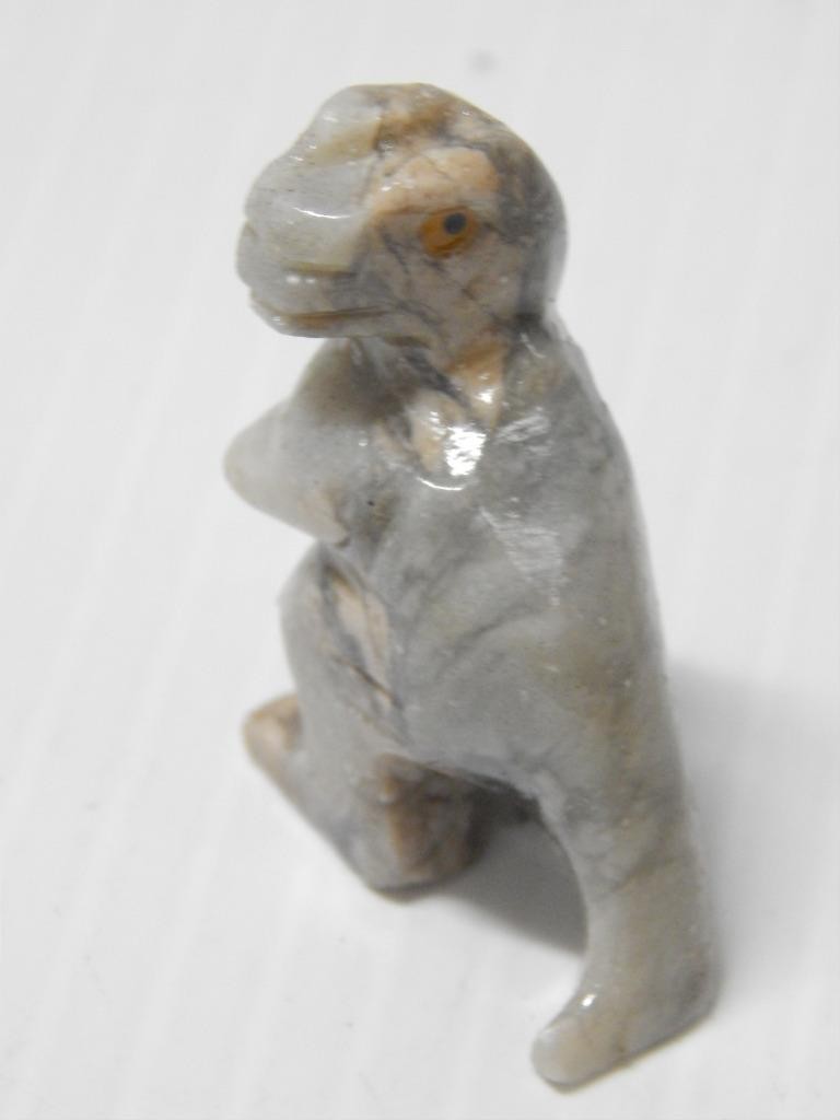 VINTAGE ZUNI INDIAN MINIATURE STONE SARCOSAURUS DINOSAUR FETISH INLAYED EYES
