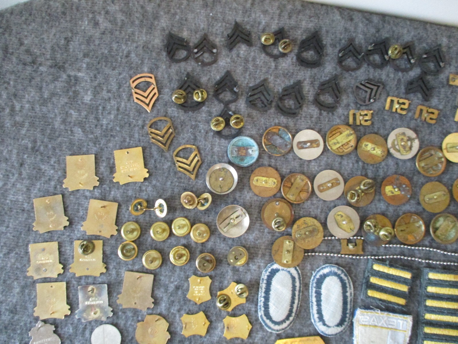 WWII/KOREA/VIETNAM PINS BADGES PATCHES BUCKLES++ - OVER 180+