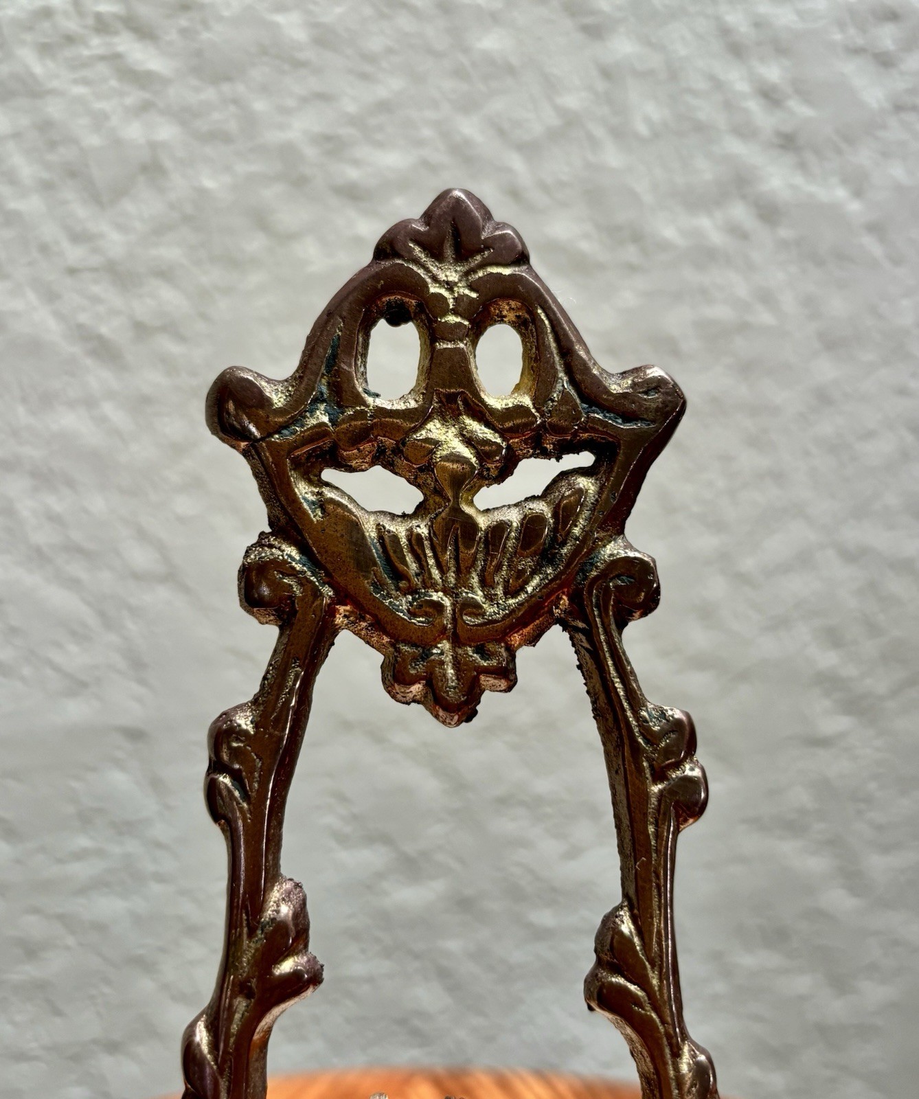 Pre Owned Vintage Small Ornate Elegant Carved Brass Easel Holder Decor