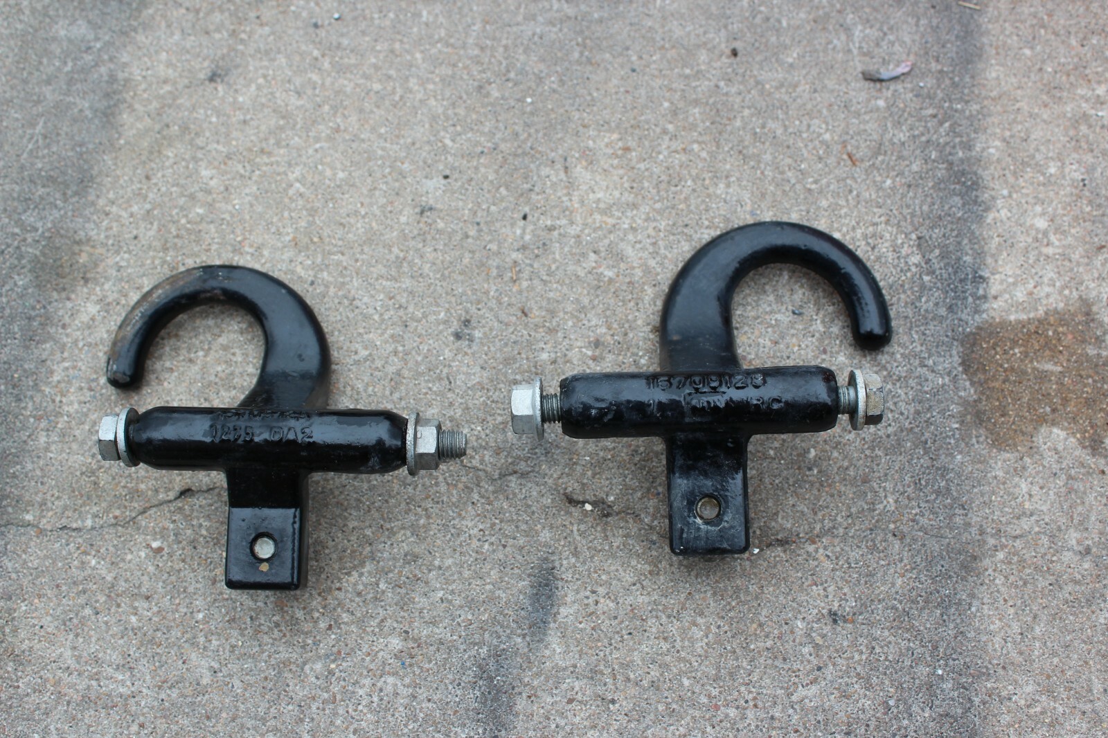 1999-07 Chevrolet Silverado Tahoe 1500 Tow Hooks Pair OEM GM 15709129 15709128