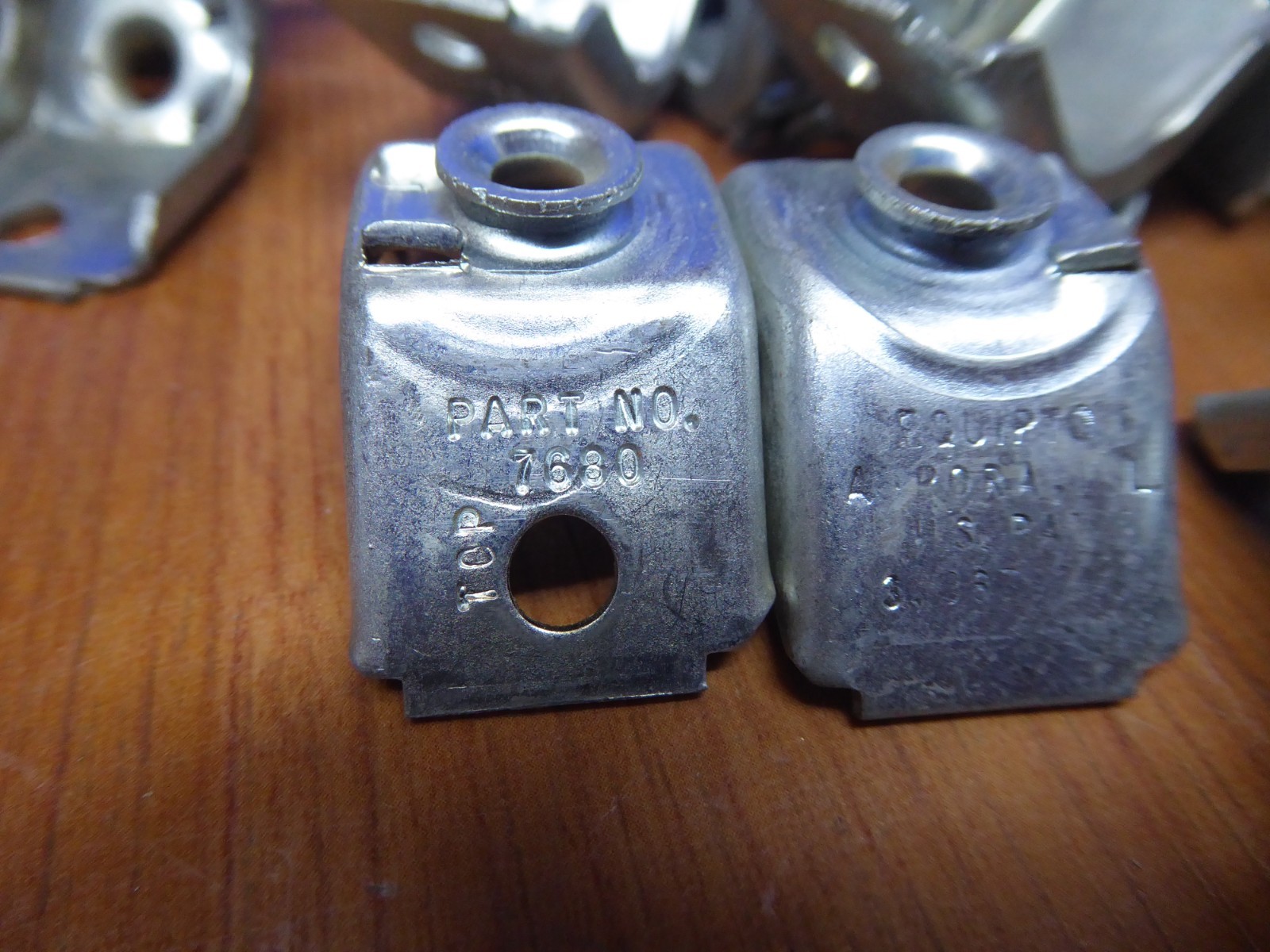 100 OLD STOCK Equipto Shelf V Clips 7680 FREE USPS SHIPPING in USA !!!