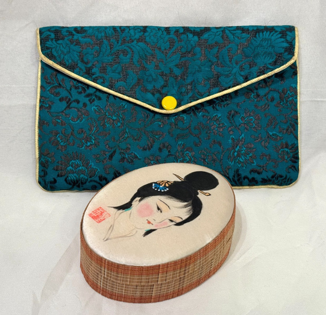 JAPANESE ASIAN CHINESE SILK GREEN WALLET SIGNED OVAL BOX PAINTING GEISHA WOMAN