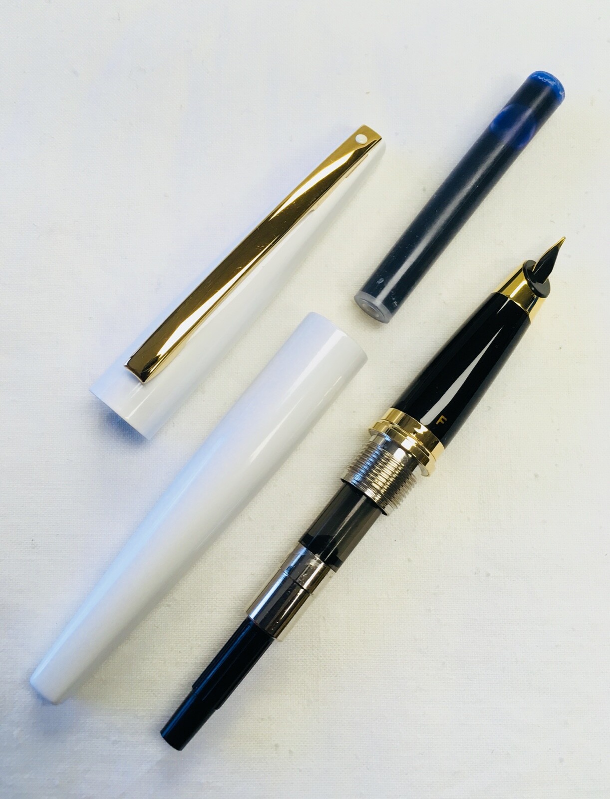 Sheaffer Taranis White Lightning “F” Nib Fountain Pen