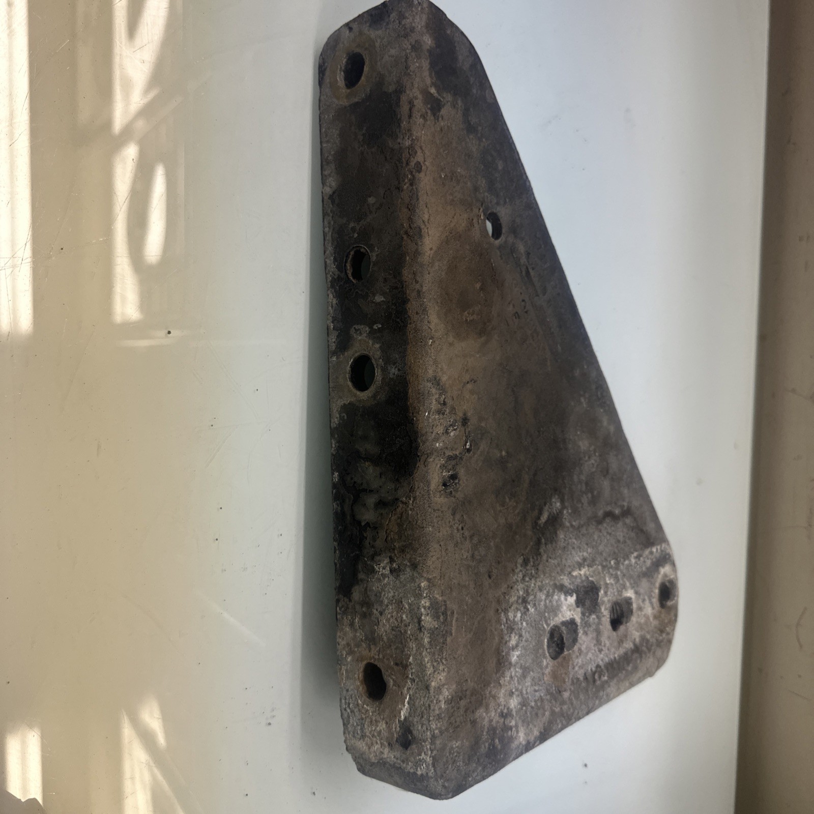 KENWORTH CROSSMEMBER GUSSET, BRACKET K140-2437R RIGHT SIDE, PASSENGER W900