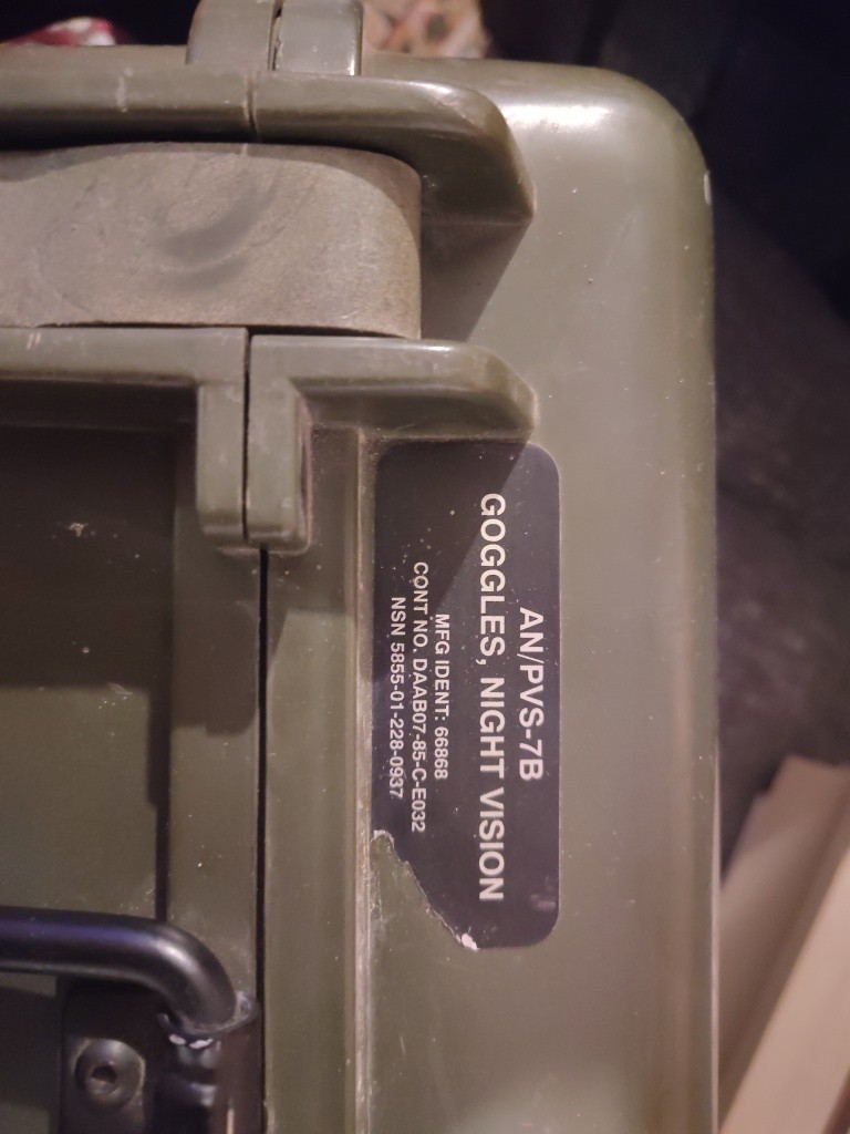 U.S. Military AN/PVS-7B Night Vision Goggles Hard Shell Lockable Storage Case