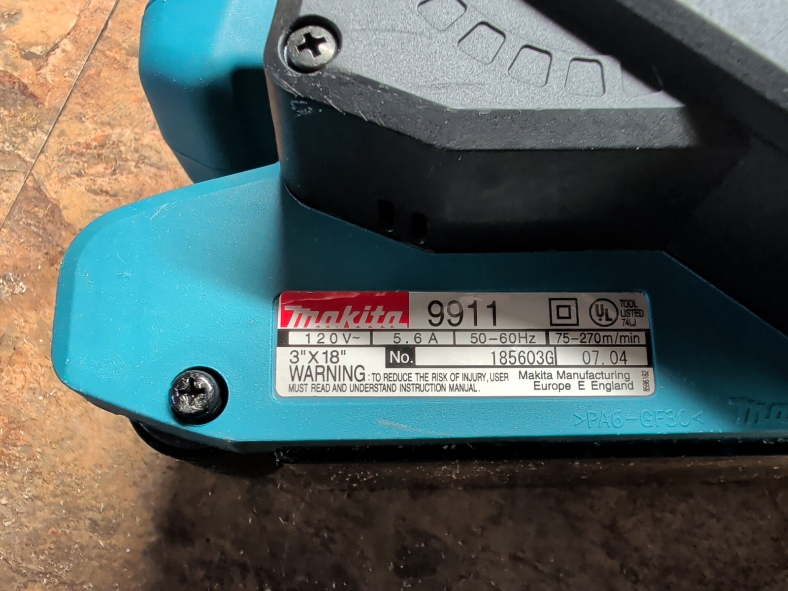 Makita 9911 5.6 Amp 3-Inch by 18-Inch Variable Speed Belt Sander with Cloth Dust