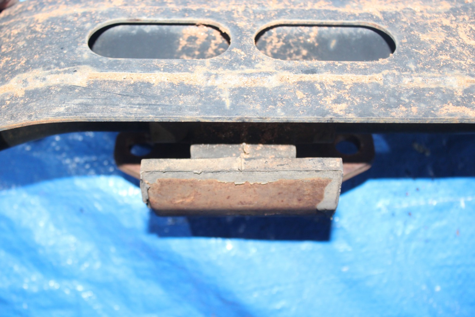 98-04 Nissan FRONTIER 5 Speed Transmission CROSS Member Support Bar w/ Mount