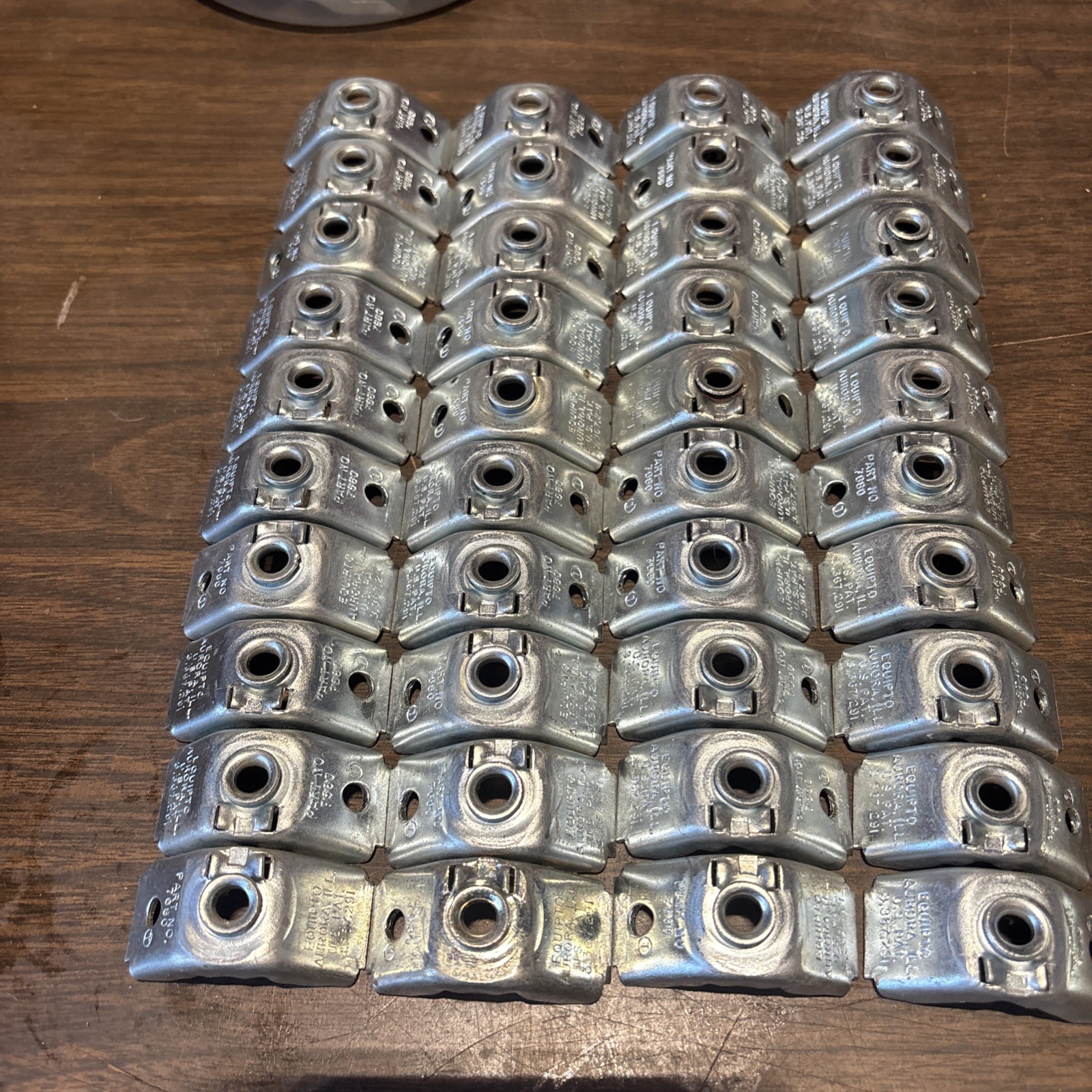 102C) Brand new 40 Equipto Shelf V Clips 7680 - 40 pieces