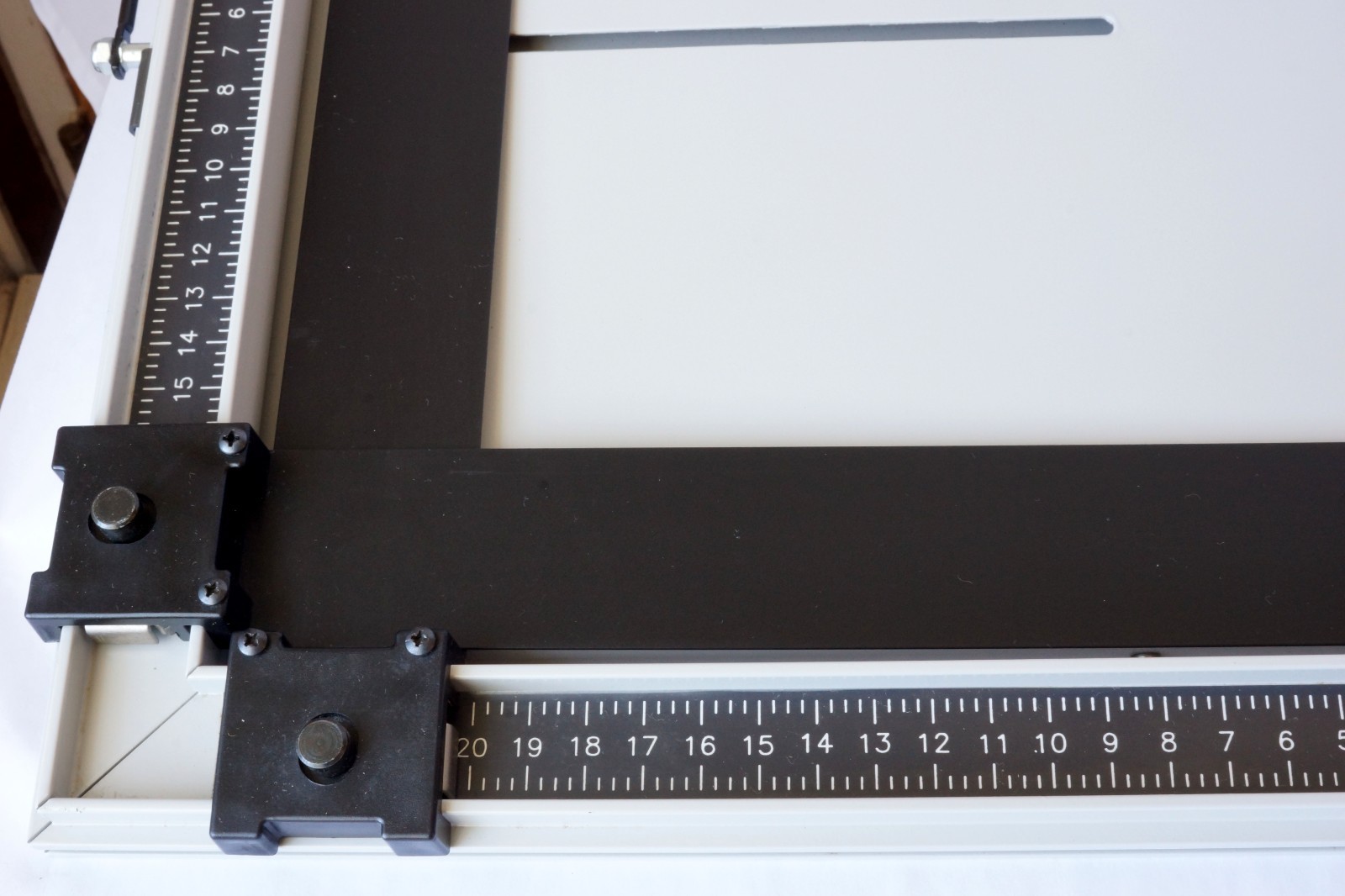 Beseler Universal 20 - 16x20 - 4 Blade Enlarging Easel Barely Used Good Working