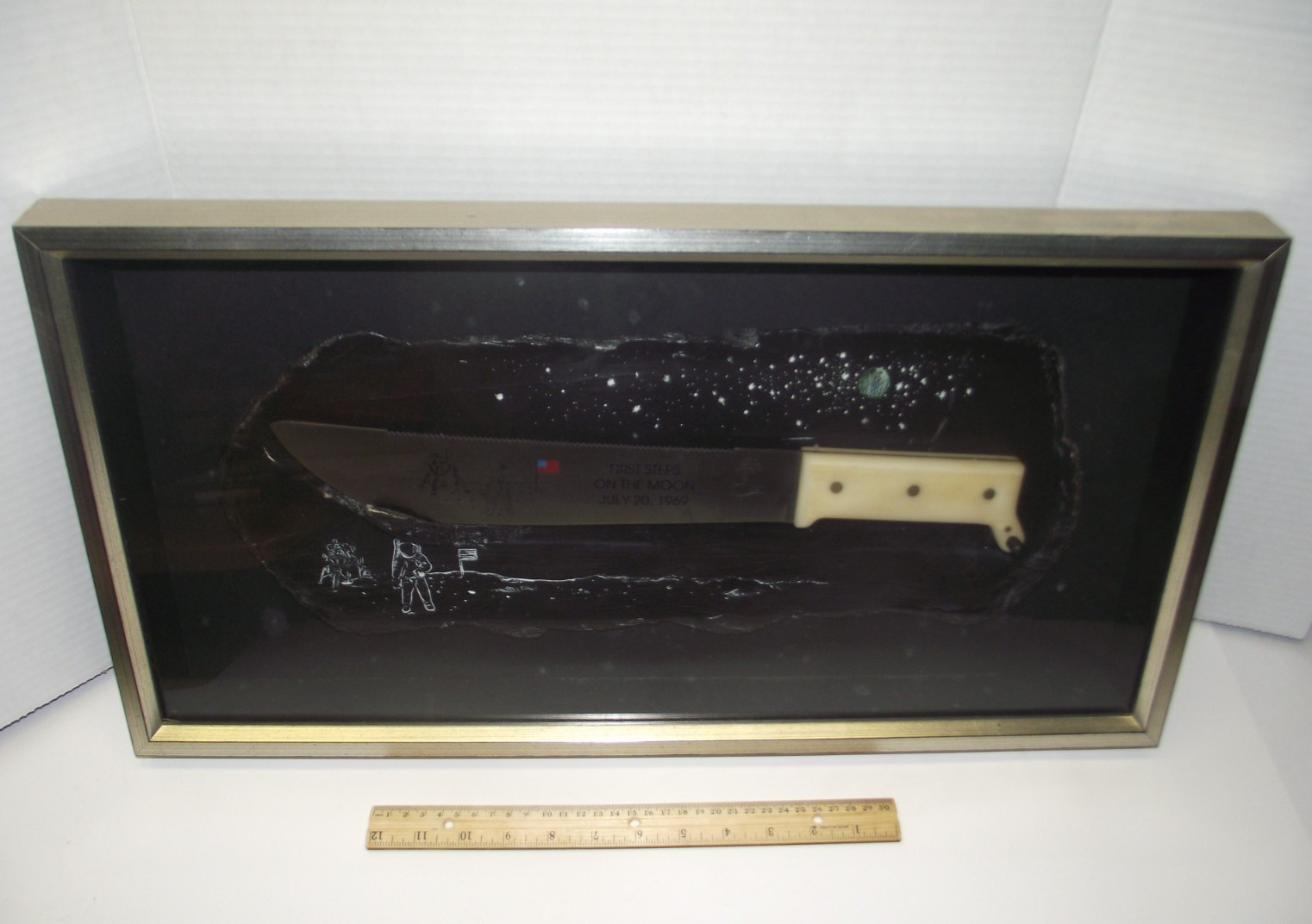 Case xx 1989 Apollo 11 Commemorative First Steps on the Moon Knife in Display
