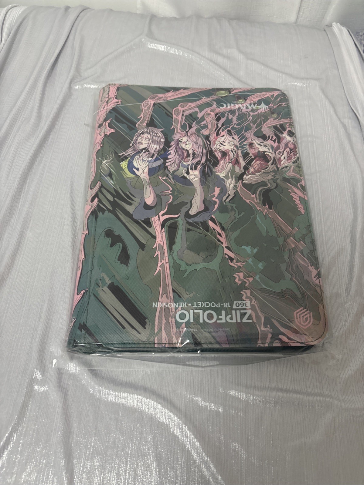 Xenoskin Zipfolio 360: Magic: The Gathering - Duskmourn Series - Mirror Room