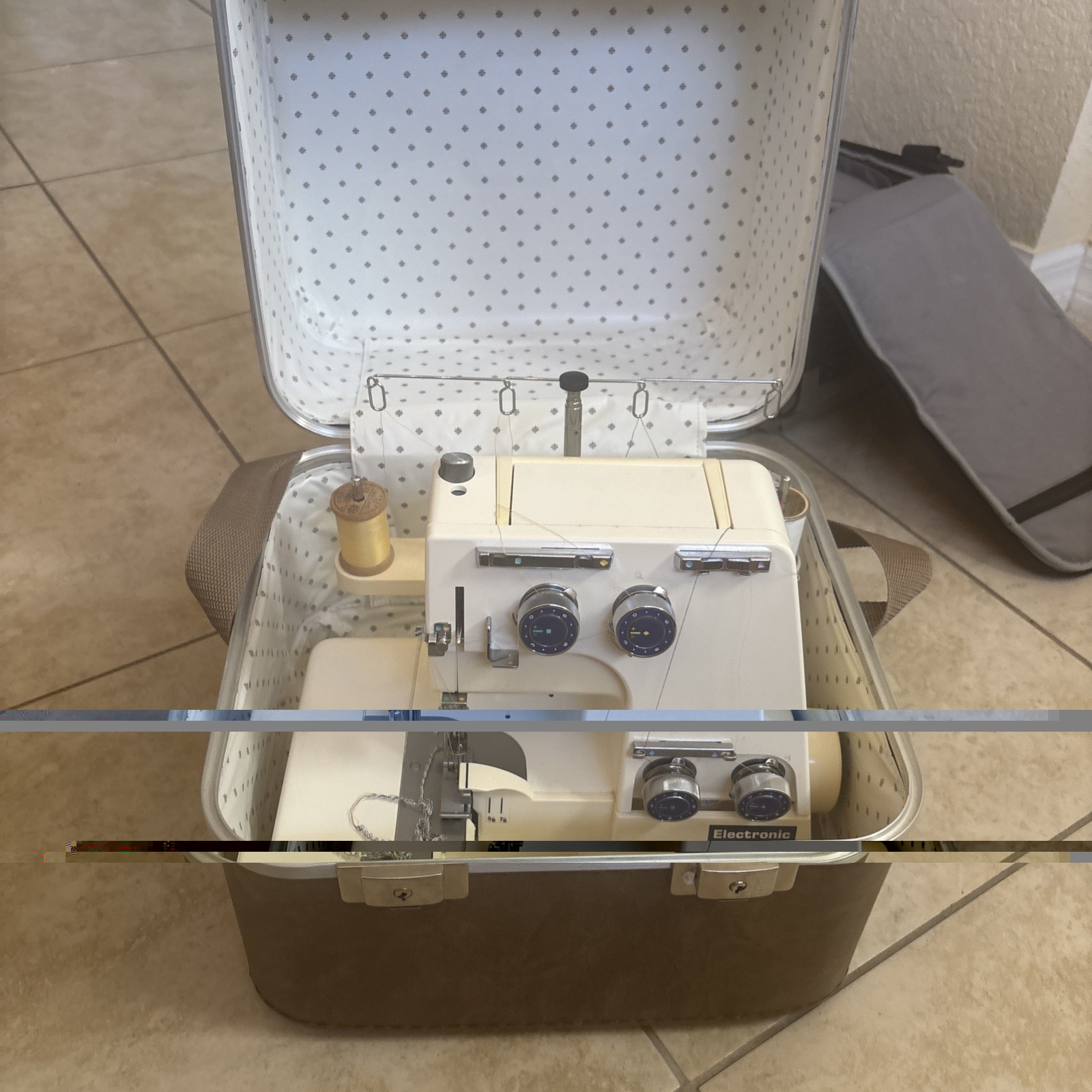 Husqvarna Huskylock 340-D Serger w/Foot Pedal & Hard Case Lock Key Sewing Instru