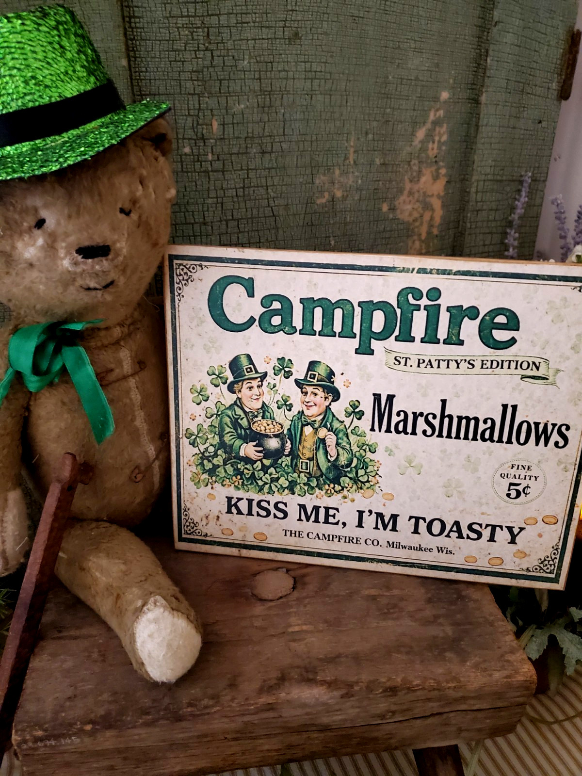 VINTAGE PRIMITIVE SHABBY STYLE ST PATRICKS DAY IRISH LEPRECHAUN CAMPFIRE SIGN