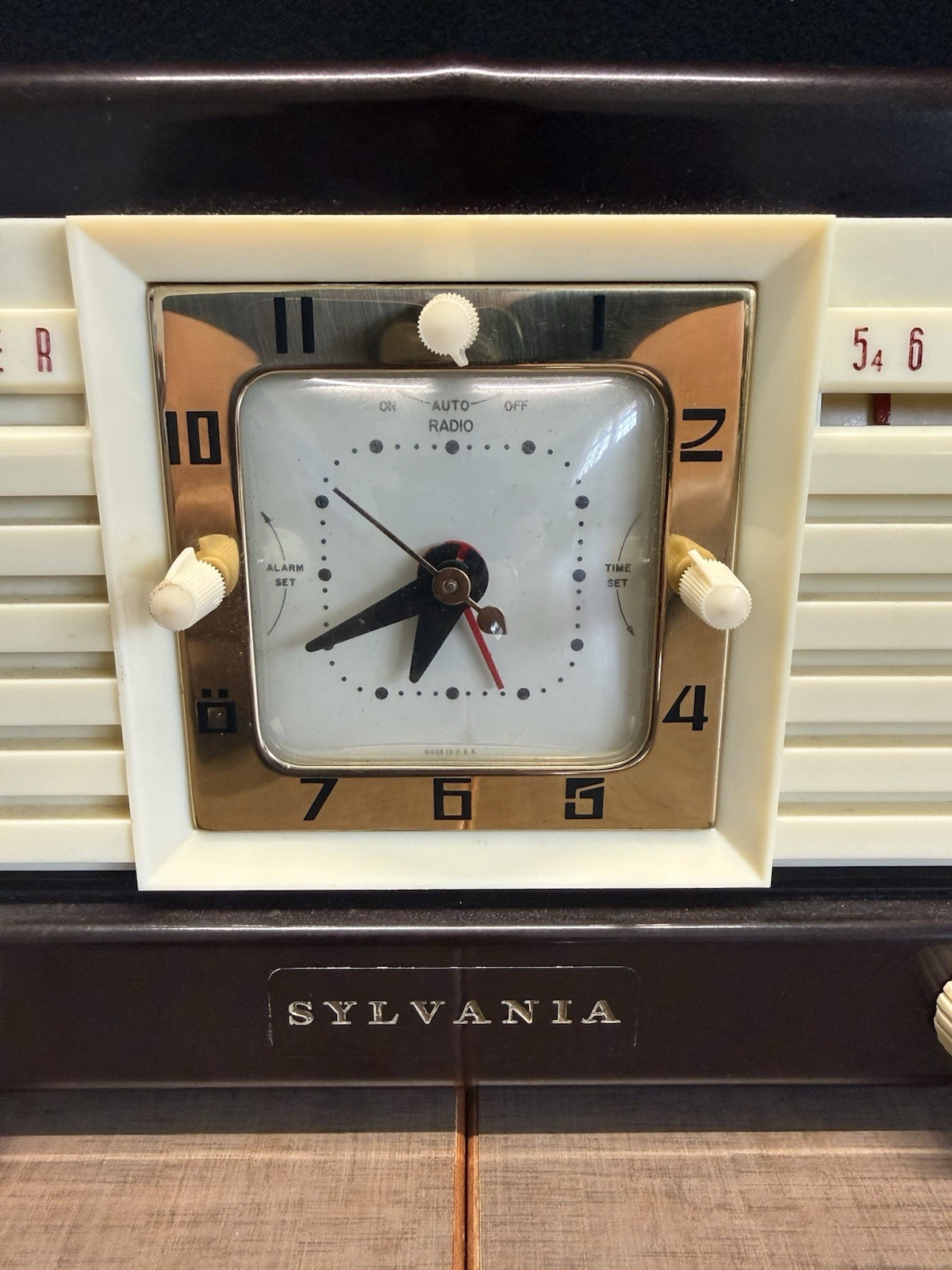 Umber Brown Bakelite 1952 Sylvania Model 540M Vacuum Tube AM Clock Radio - EUC