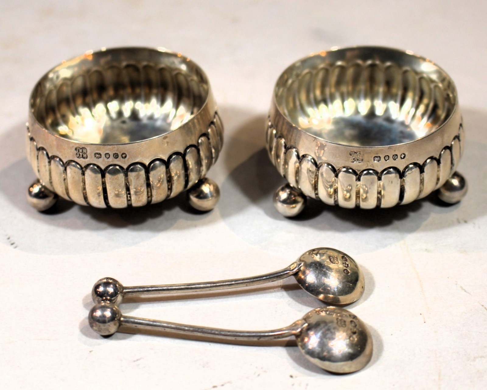 Cased Pr. Victorian Sterling Salt Cellars & Spoons (Lon. 1882 J.Hukin & J.Heath)