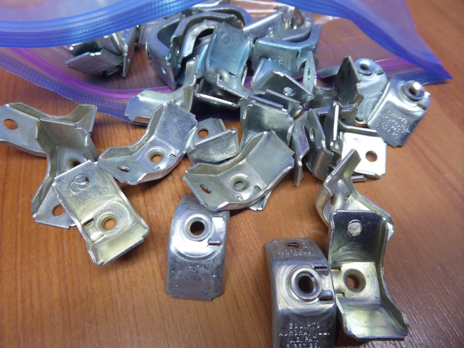 100 OLD STOCK Equipto Shelf V Clips 7680 FREE USPS SHIPPING in USA !!!