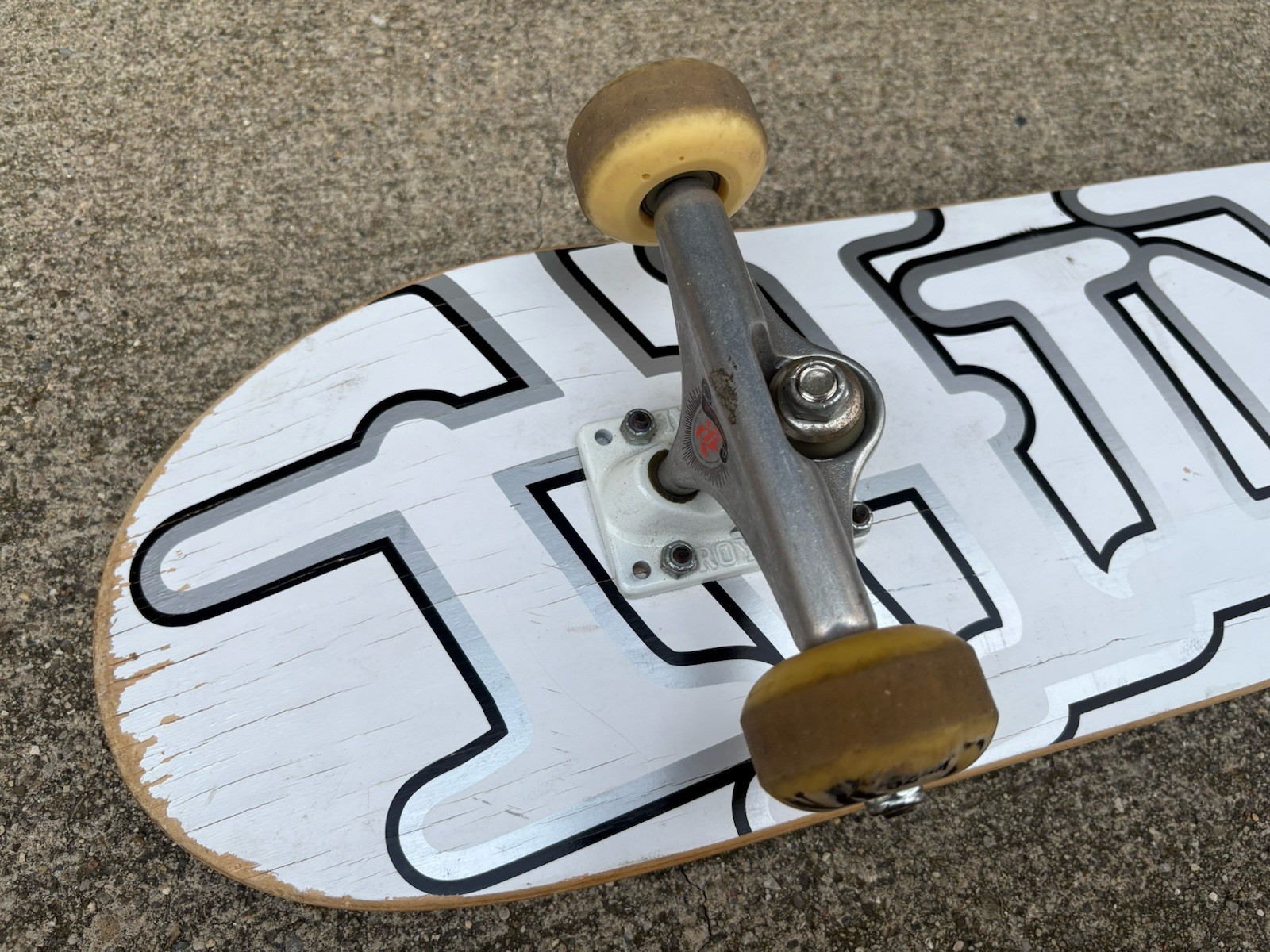 THINK "SPRAY TAG" SKATEBOARD Complete Silver White Royal Trucks